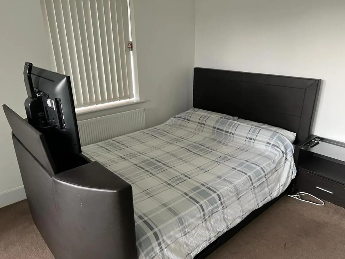Immaculate 1-Bed Apartment In East London 0*,