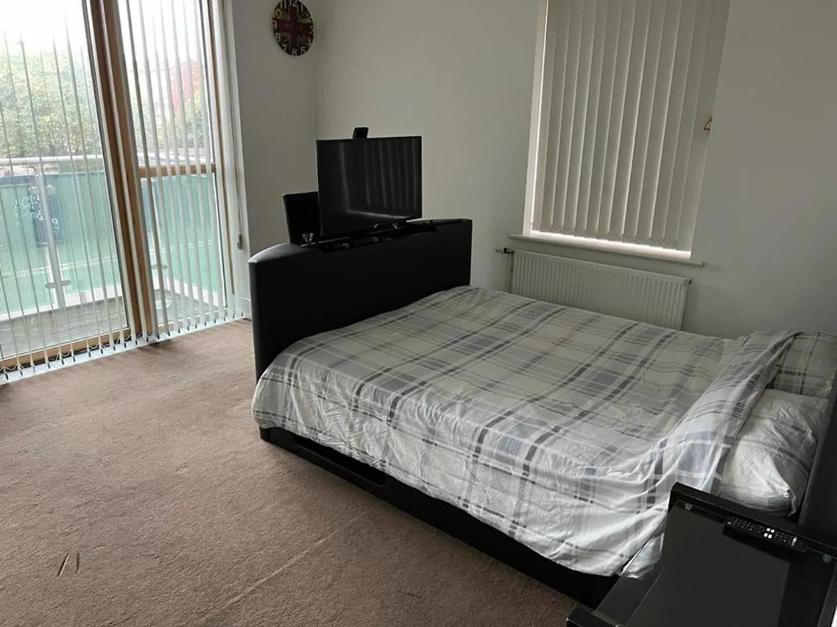 Immaculate 1-Bed Apartment In East London