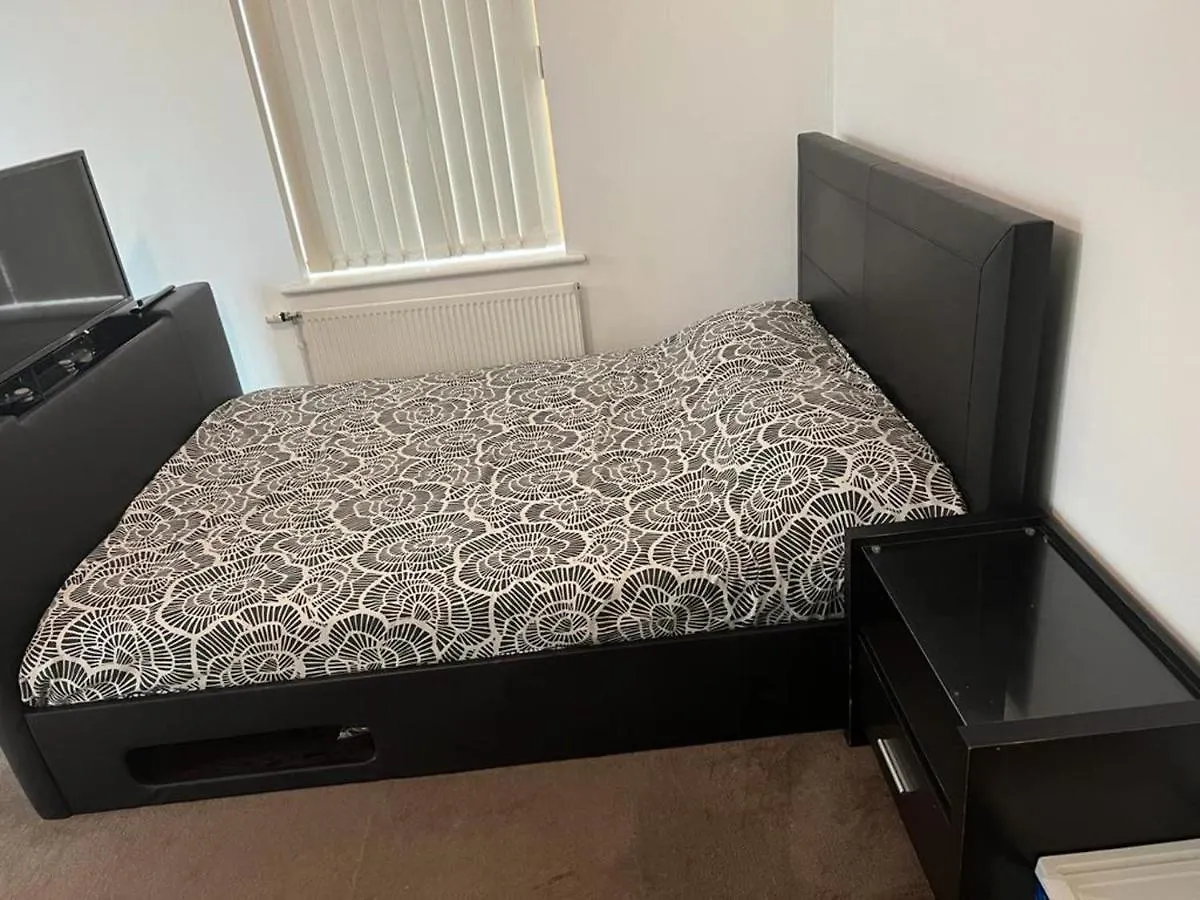 Immaculate 1-Bed Apartment In East London